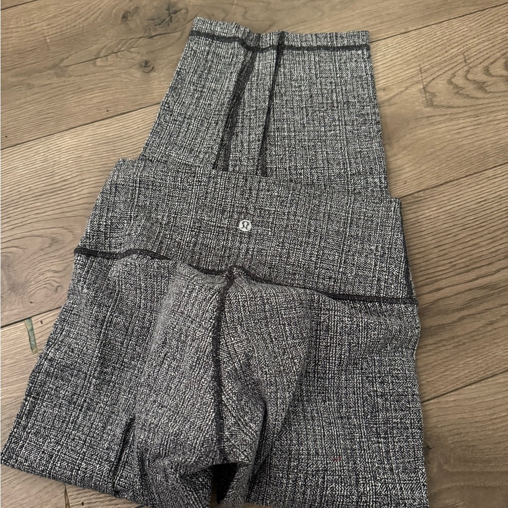 Lululemon Leggings Black White Inseam 25” Women’s Size 6